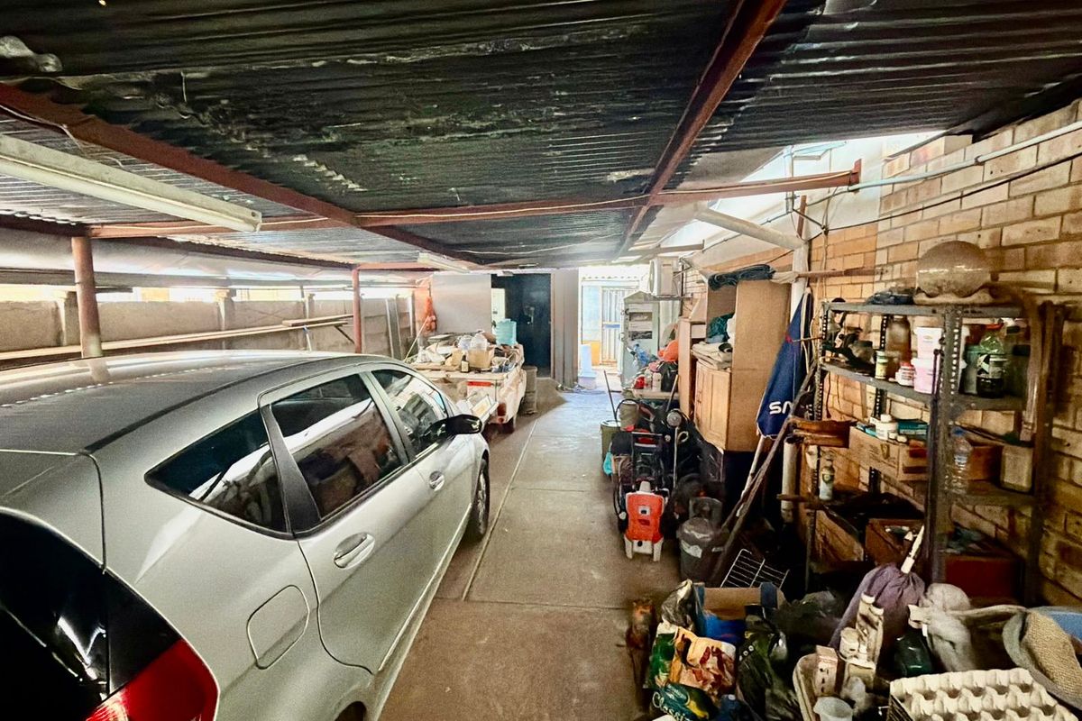 Spacious Family Home with Lush Garden, Workshop & Versatile Living Space - Photo 5