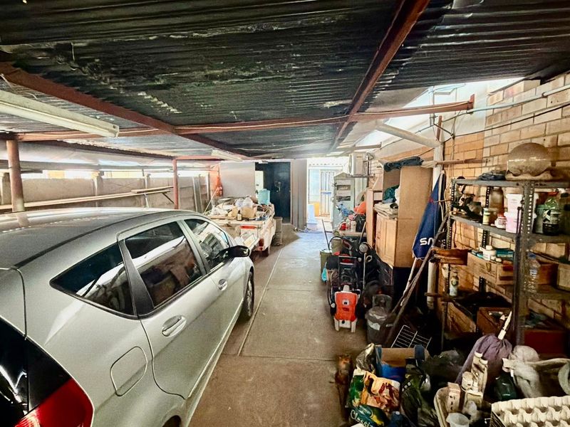 Spacious Family Home with Lush Garden, Workshop & Versatile Living Space - Photo 5