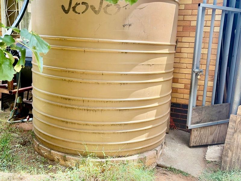 Spacious Family Home with Lush Garden, Workshop & Versatile Living Space - Photo 7