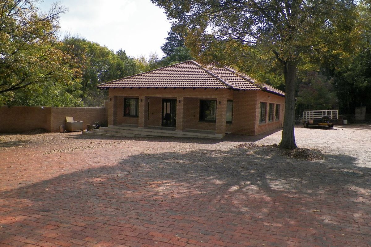 Property for sale Raslouw (Rental of R22 000 pm from the flatlets and hall) - Photo 3