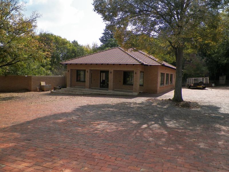 Property for sale Raslouw (Rental of R22 000 pm from the flatlets and hall) - Photo 3