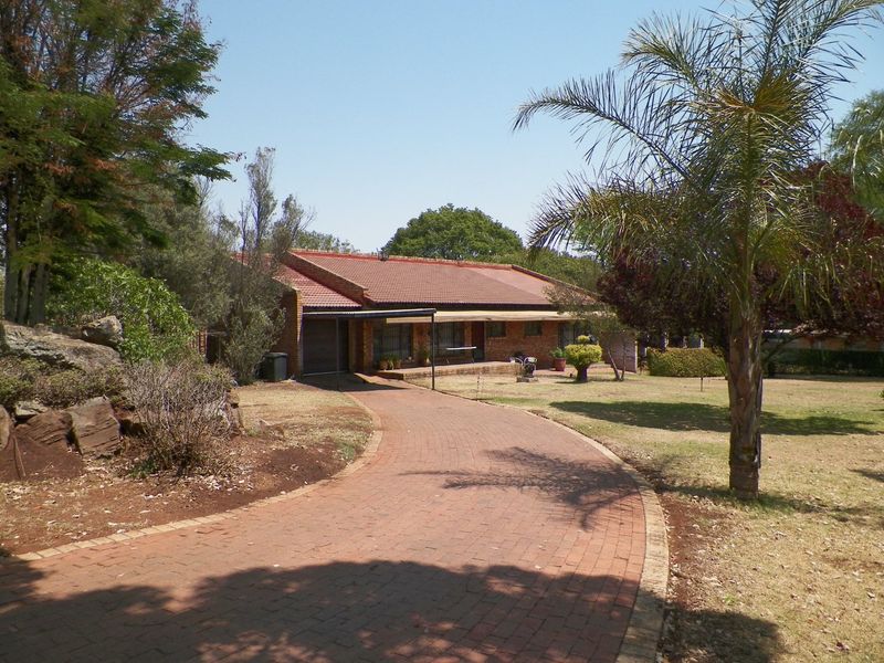 Property for sale Raslouw (Rental of R22 000 pm from the flatlets and hall) - Photo 4