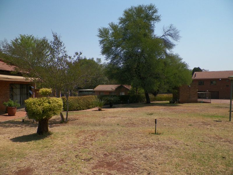 Property for sale Raslouw (Rental of R22 000 pm from the flatlets and hall) - Photo 10