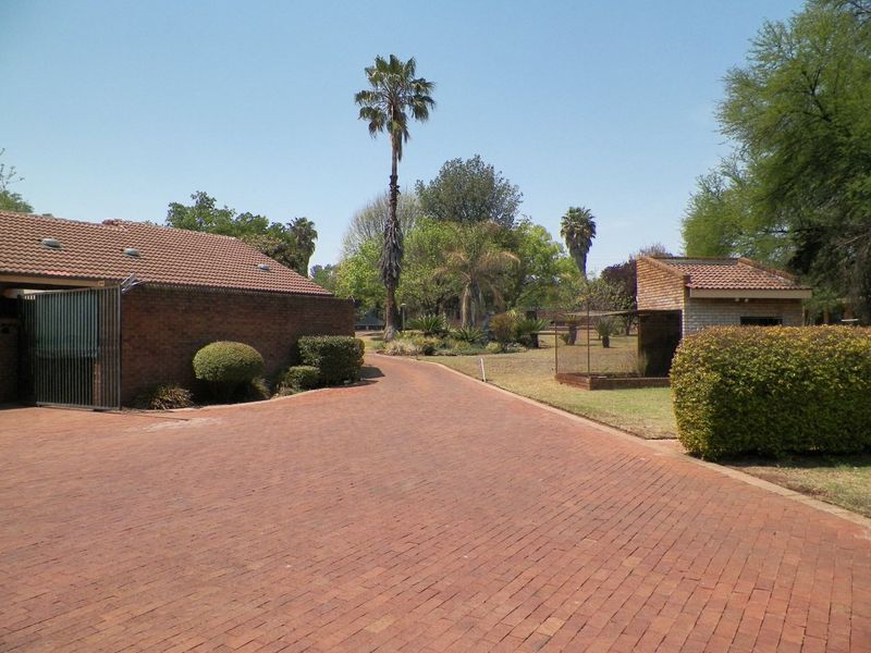 Property for sale Raslouw (Rental of R22 000 pm from the flatlets and hall) - Photo 8