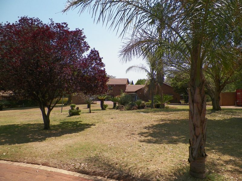 Property for sale Raslouw (Rental of R22 000 pm from the flatlets and hall) - Photo 9