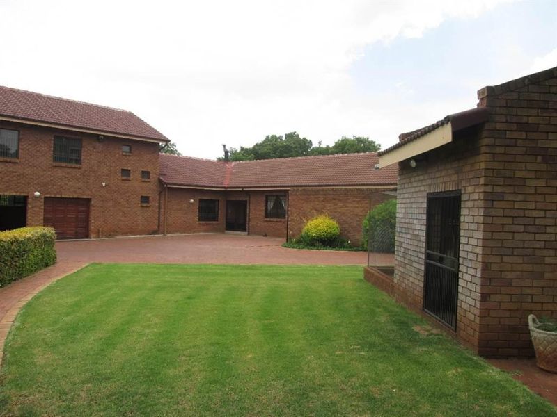 Property for sale Raslouw (Rental of R22 000 pm from the flatlets and hall) - Photo 1