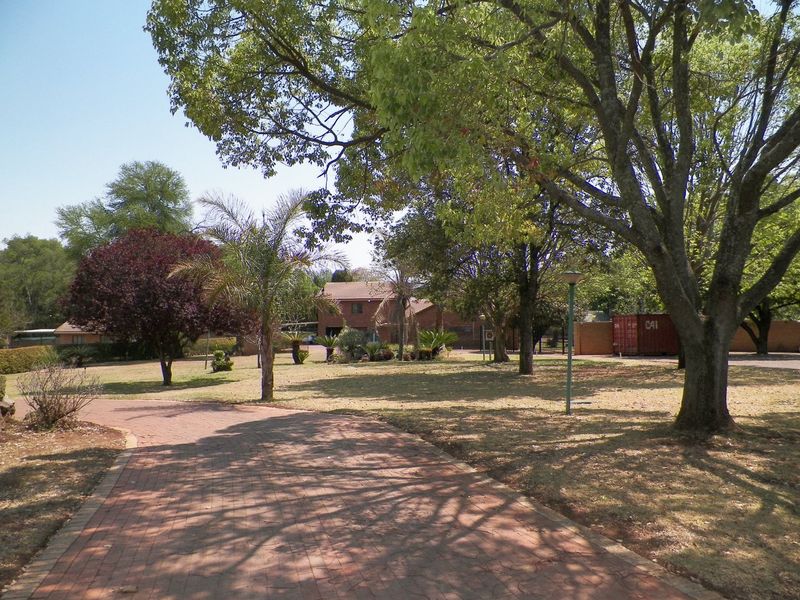 Property for sale Raslouw (Rental of R22 000 pm from the flatlets and hall) - Photo 2