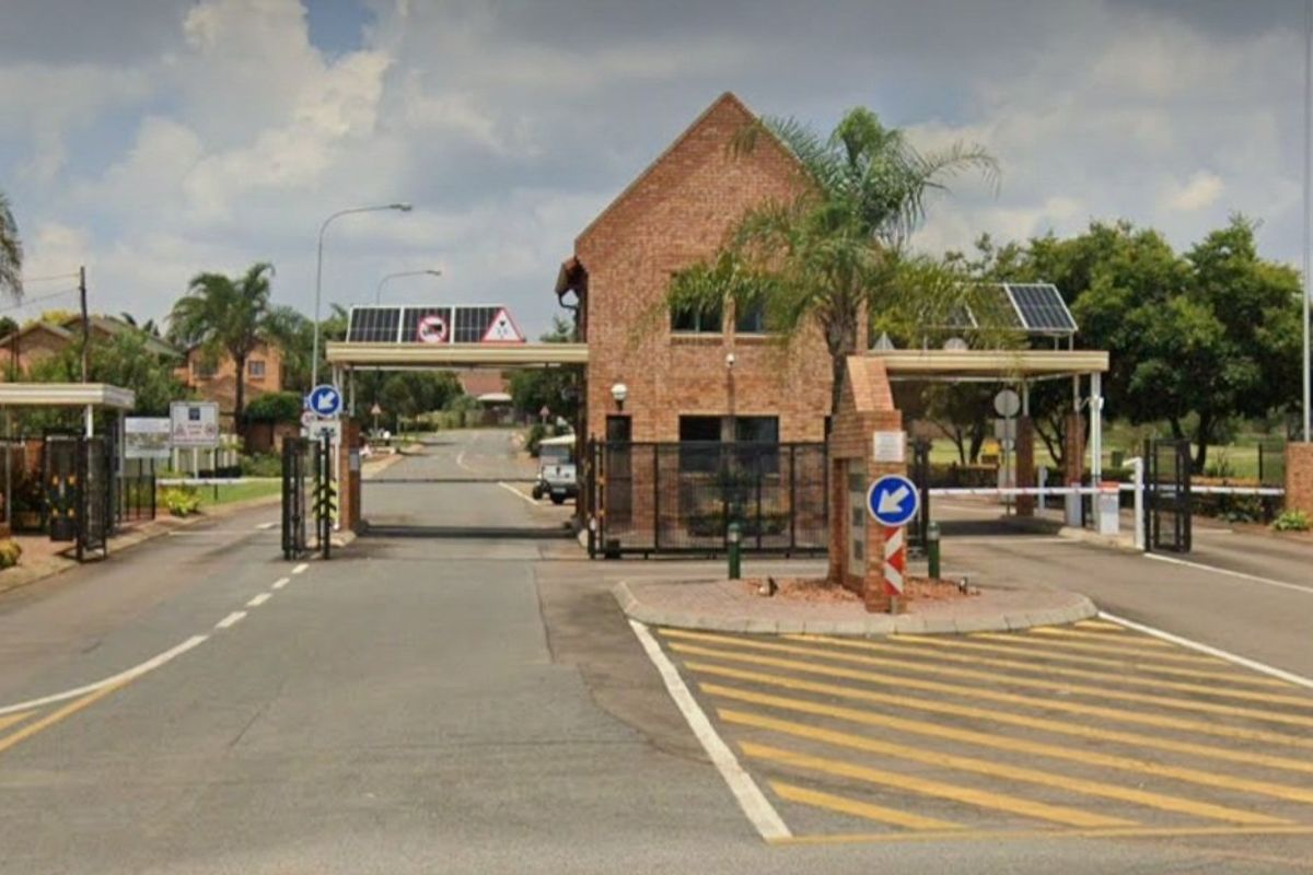 Revamped and ready to move in. If it's security and freedom you're looking for this one is for you. - Wierda Glen Estates with 2 bed 2 bath large 2 car garage and double carport to support a caravan. - Photo 2