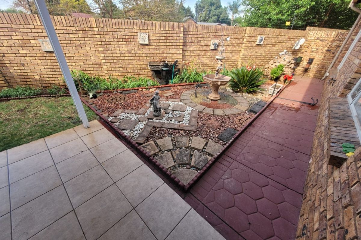 Revamped and ready to move in. If it's security and freedom you're looking for this one is for you. - Wierda Glen Estates with 2 bed 2 bath large 2 car garage and double carport to support a caravan. - Photo 4