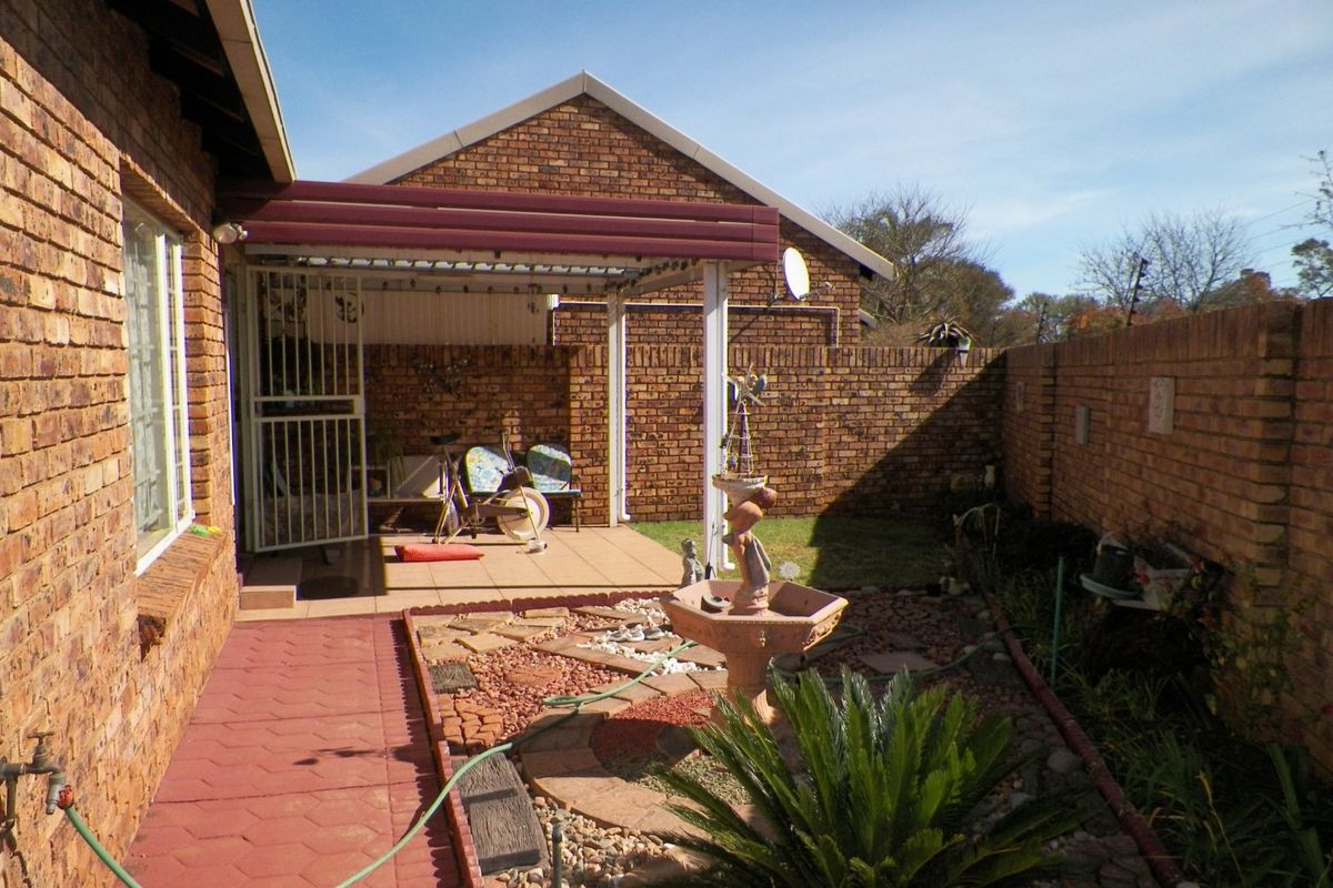 Revamped and ready to move in. If it's security and freedom you're looking for this one is for you. - Wierda Glen Estates with 2 bed 2 bath large 2 car garage and double carport to support a caravan. - Photo 3