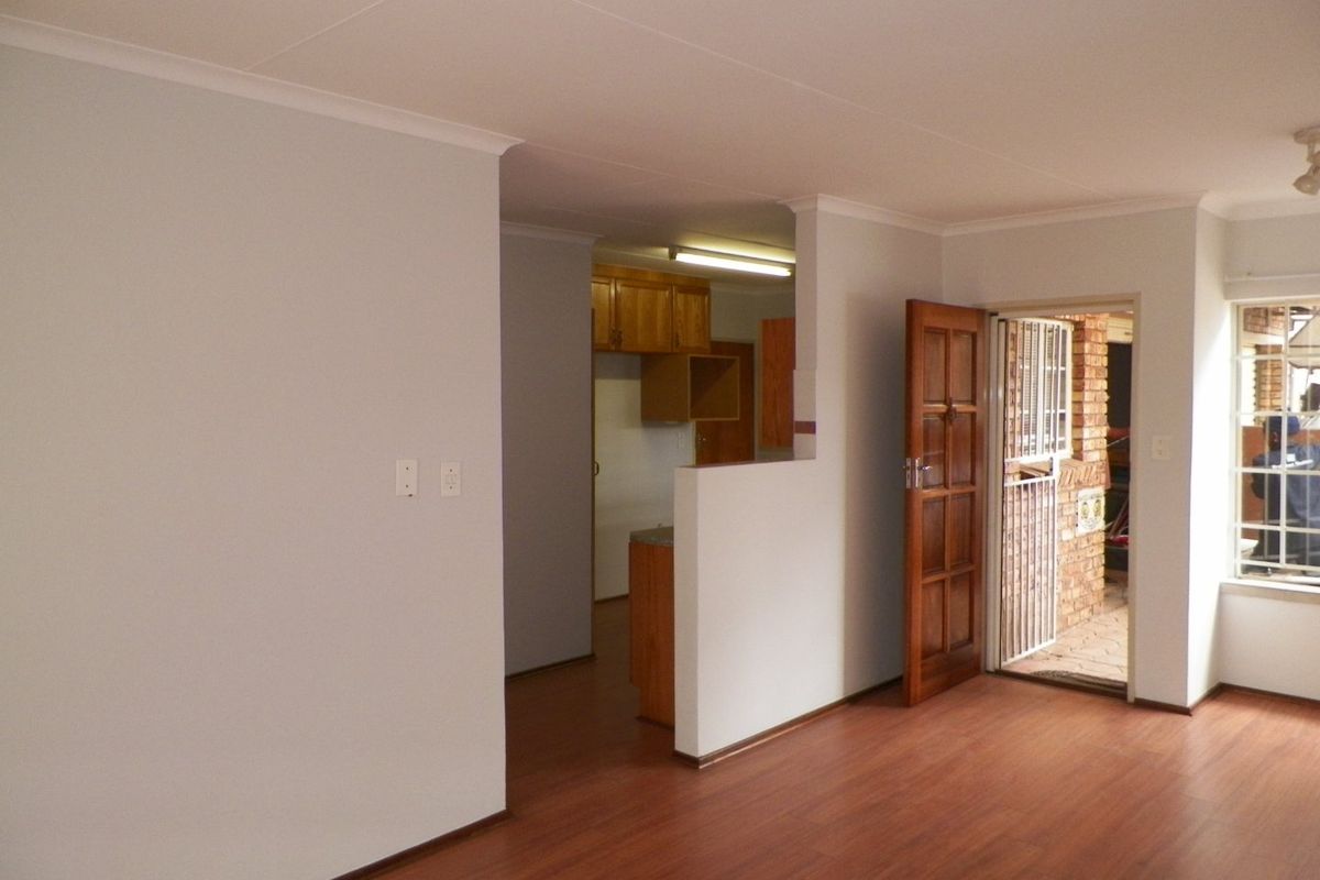 Revamped and ready to move in. If it's security and freedom you're looking for this one is for you. - Wierda Glen Estates with 2 bed 2 bath large 2 car garage and double carport to support a caravan. - Photo 2