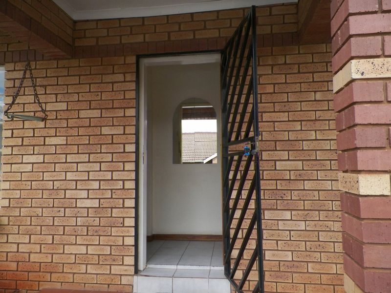 SOLE MANDATE -2Bed, 1Bath, 2 Garage Townhouse for Sale in Clubview Centurion  - Photo 8