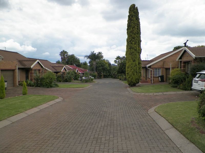 SOLE MANDATE -2Bed, 1Bath, 2 Garage Townhouse for Sale in Clubview Centurion  - Photo 7