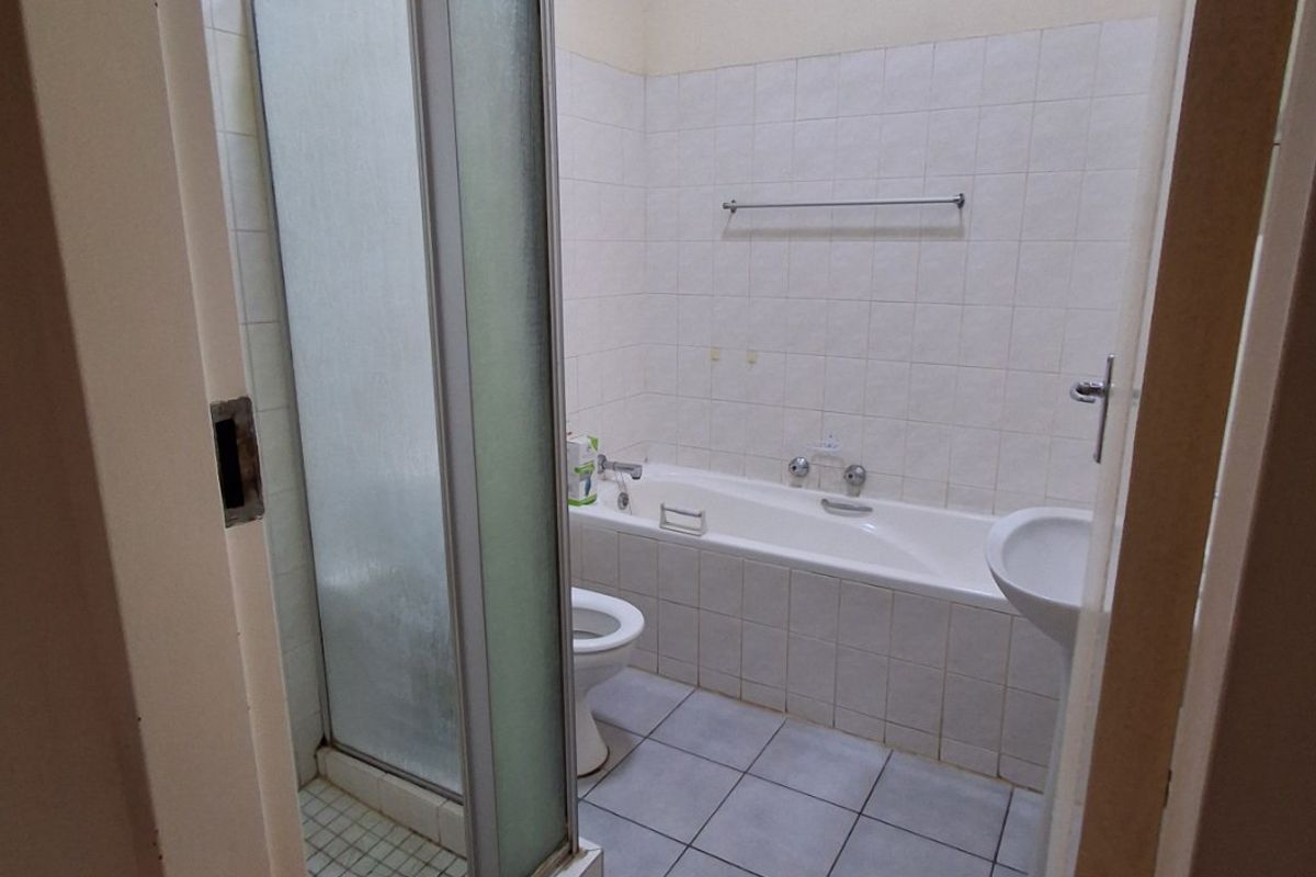 SOLE MANDATE -2Bed, 1Bath, 2 Garage Townhouse for Sale in Clubview Centurion  - Photo 5