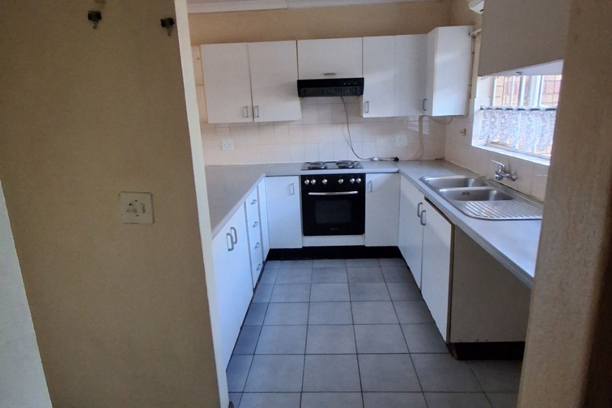 SOLE MANDATE -2Bed, 1Bath, 2 Garage Townhouse for Sale in Clubview Centurion  - Photo 4