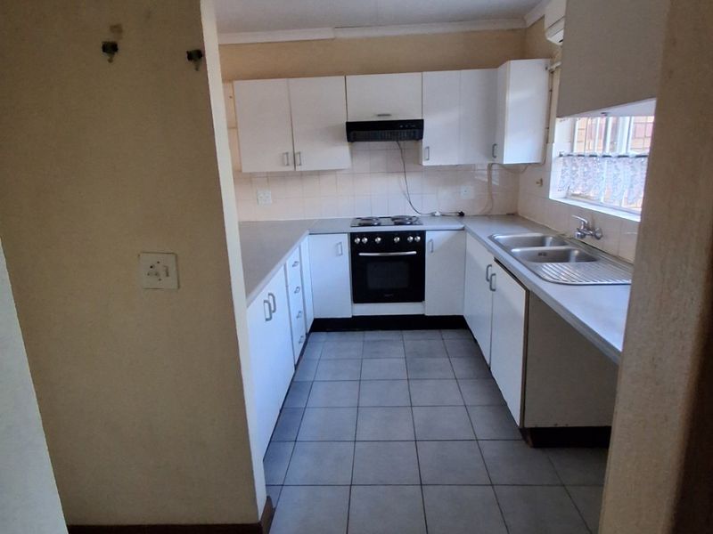 SOLE MANDATE -2Bed, 1Bath, 2 Garage Townhouse for Sale in Clubview Centurion  - Photo 4