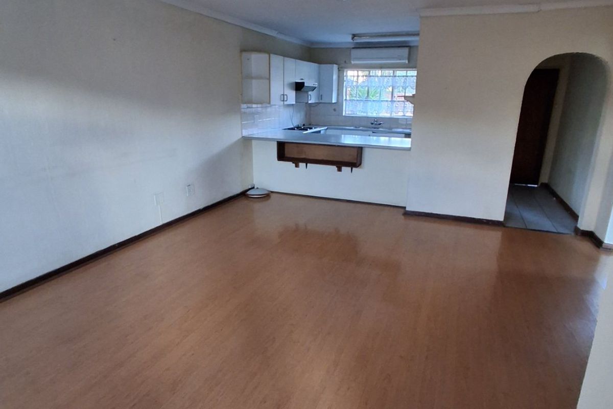 SOLE MANDATE -2Bed, 1Bath, 2 Garage Townhouse for Sale in Clubview Centurion  - Photo 2