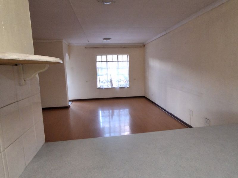 SOLE MANDATE -2Bed, 1Bath, 2 Garage Townhouse for Sale in Clubview Centurion  - Photo 6
