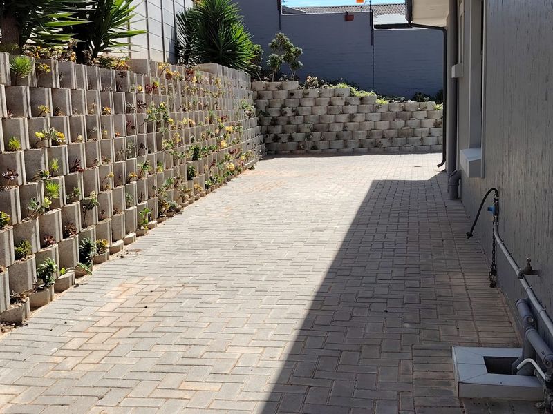 WATCH THIS !  3-BEDROOM DUET WITH FLAT IN ISLAND VIEW - Photo 3