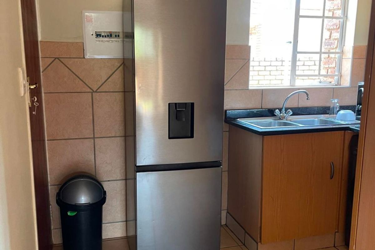 2 Bedroom House For Sale in Camlyn Gardens - Photo 3