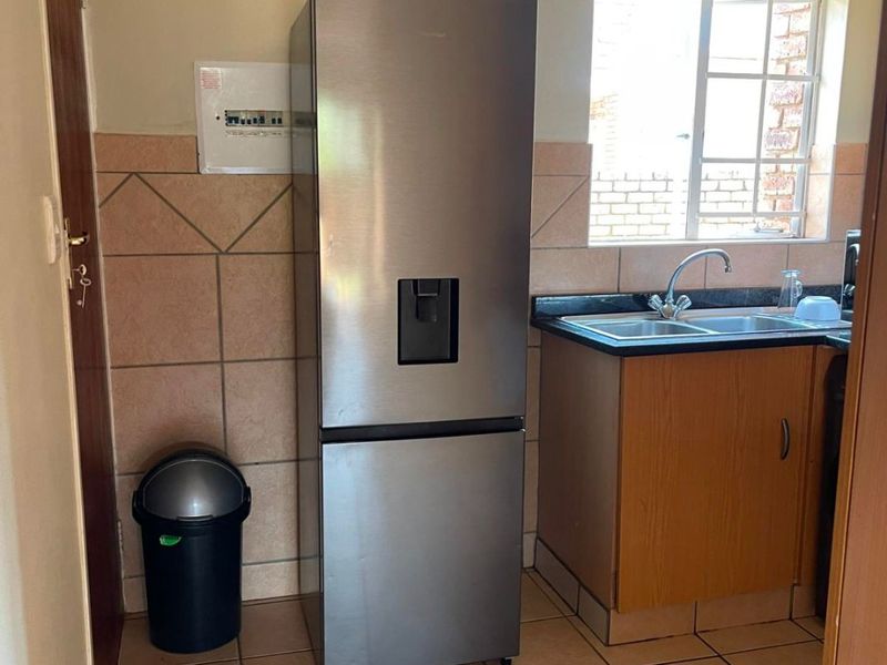 2 Bedroom House For Sale in Camlyn Gardens - Photo 3