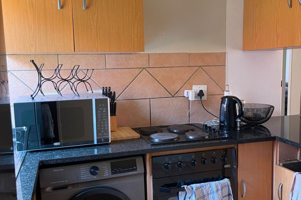 2 Bedroom House For Sale in Camlyn Gardens - Photo 2