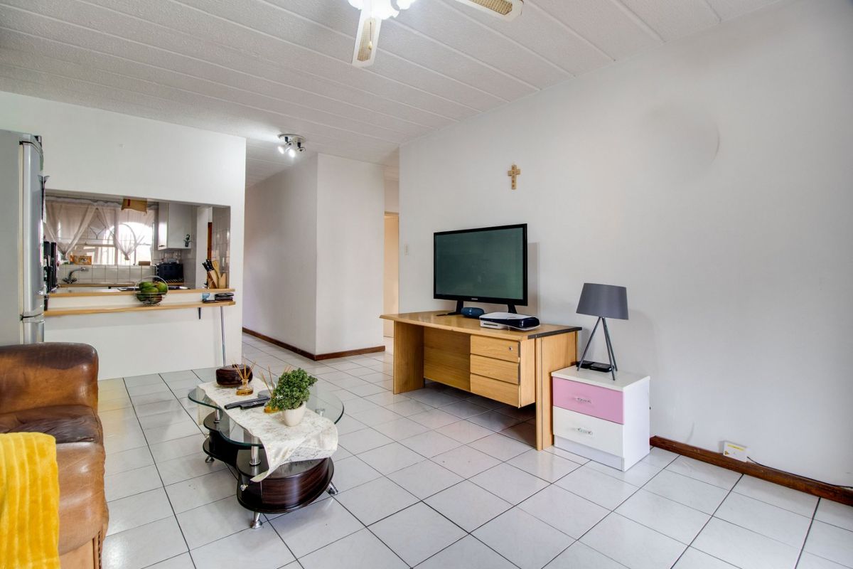 Unlock fantastic value with this well-positioned 2-bedroom ground-floor apartment - Photo 3