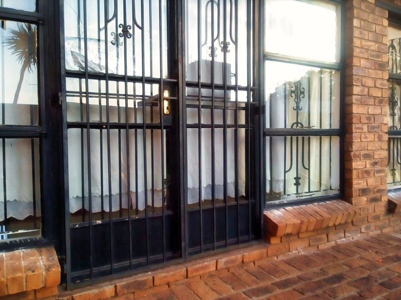 Spacious Family Living in Klippoortjie | Gated & Secure | 3 Bed, 2 Bath - Photo 2