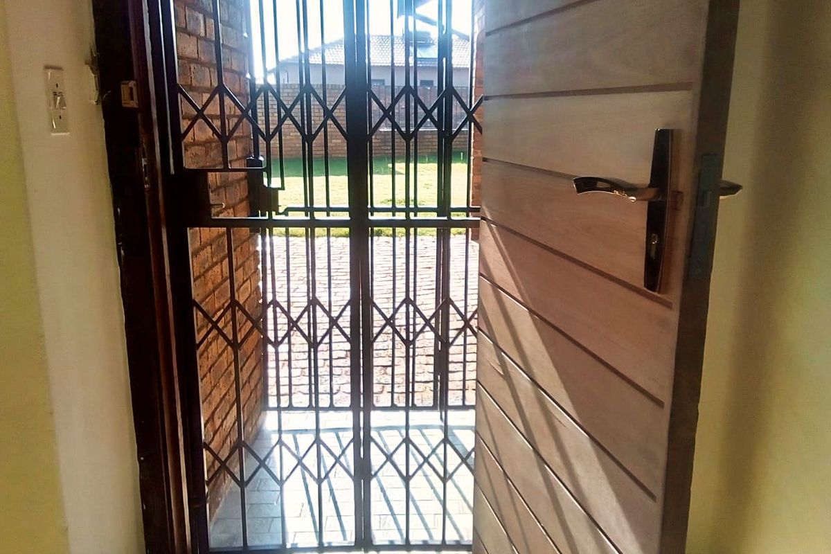 Spacious Family Living in Klippoortjie | Gated & Secure | 3 Bed, 2 Bath - Photo 3