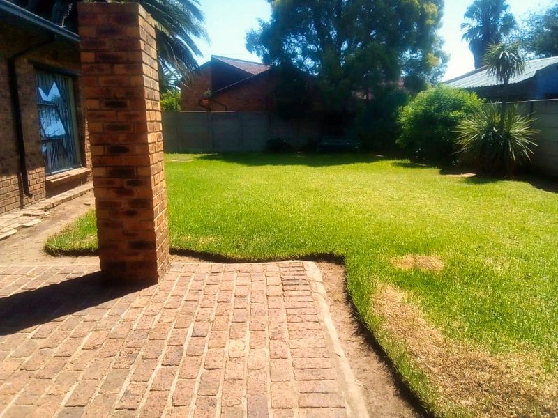 Spacious Family Living in Klippoortjie | Gated & Secure | 3 Bed, 2 Bath - Photo 9