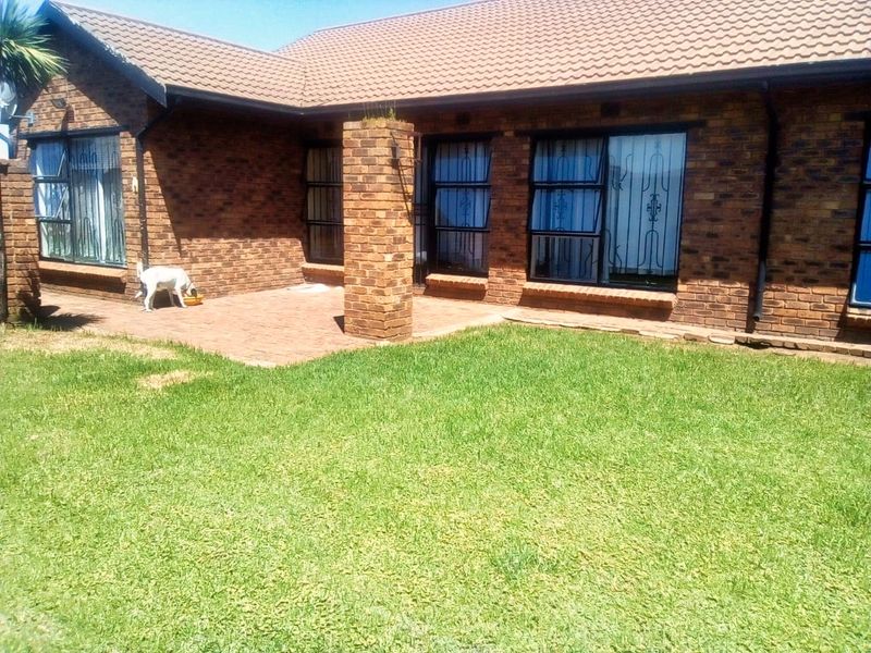 Spacious Family Living in Klippoortjie | Gated & Secure | 3 Bed, 2 Bath - Photo 10