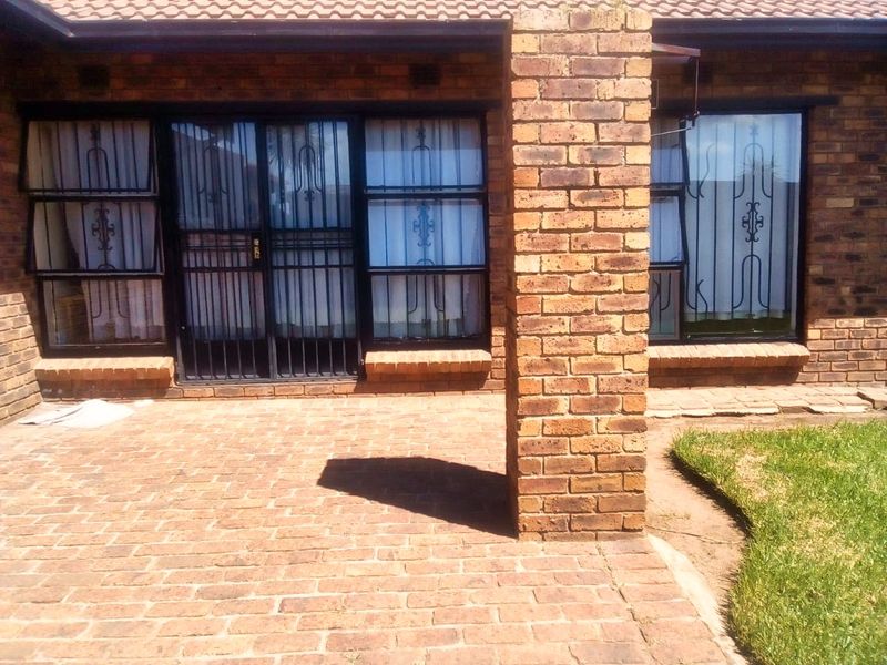 Spacious Family Living in Klippoortjie | Gated & Secure | 3 Bed, 2 Bath - Photo 8