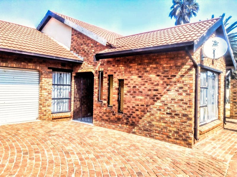 Spacious Family Living in Klippoortjie | Gated & Secure | 3 Bed, 2 Bath - Photo 1