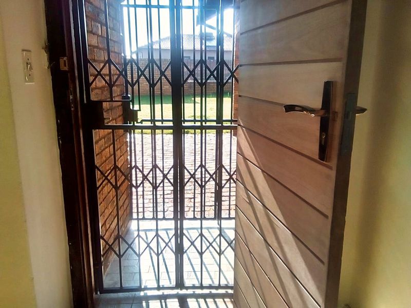 Spacious Family Living in Klippoortjie | Gated & Secure | 3 Bed, 2 Bath - Photo 3