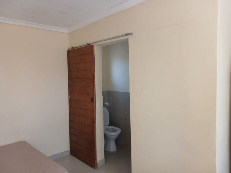 Bachelor Apartment In Makhaza - Photo 4