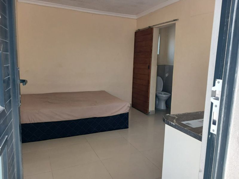 Bachelor Apartment In Makhaza - Photo 1