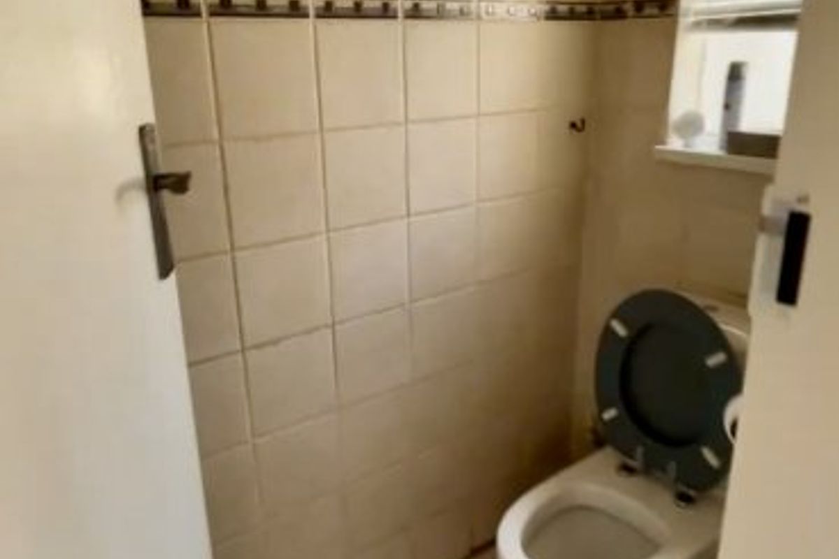 Spacious 3-Bedroom Townhouse with Private Garden & Pet-Friendly Living - Photo 2