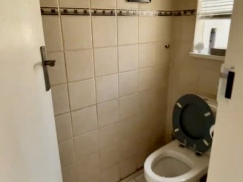 Spacious 3-Bedroom Townhouse with Private Garden & Pet-Friendly Living - Photo 2