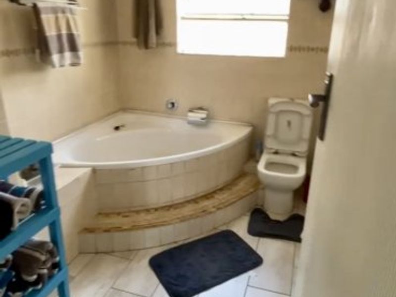 Spacious 3-Bedroom Townhouse with Private Garden & Pet-Friendly Living - Photo 6