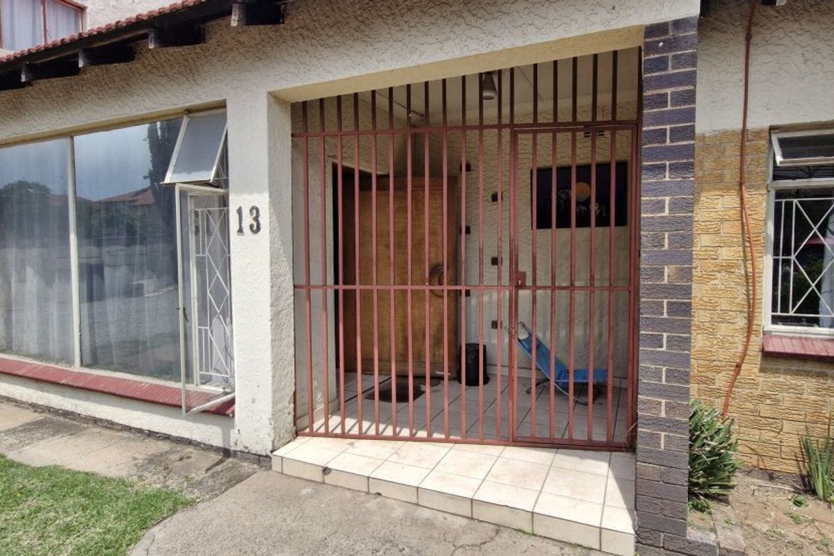 Spacious 4-Bedroom Family Home with Granny Flat & Entertainment Area - Photo 4