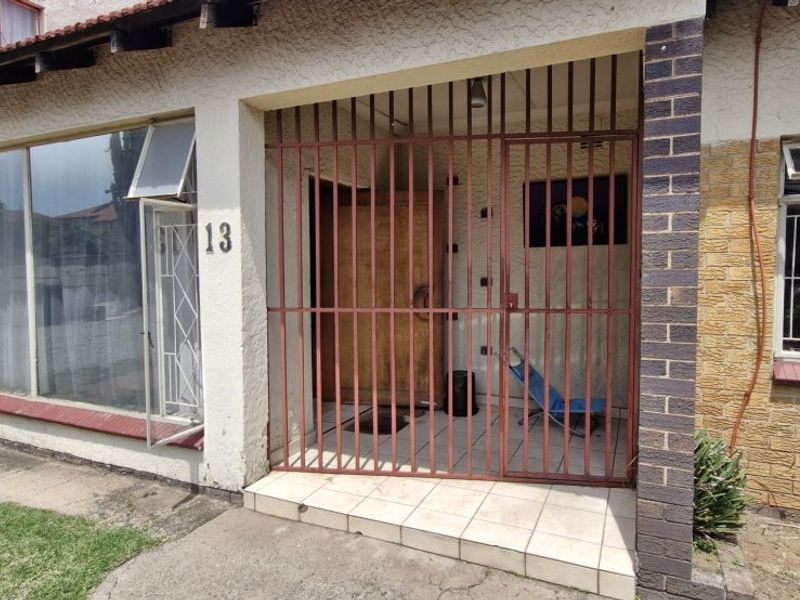 Spacious 4-Bedroom Family Home with Granny Flat & Entertainment Area - Photo 4