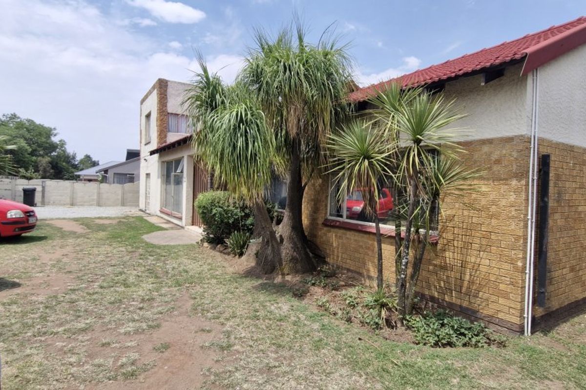 Spacious 4-Bedroom Family Home with Granny Flat & Entertainment Area - Photo 2