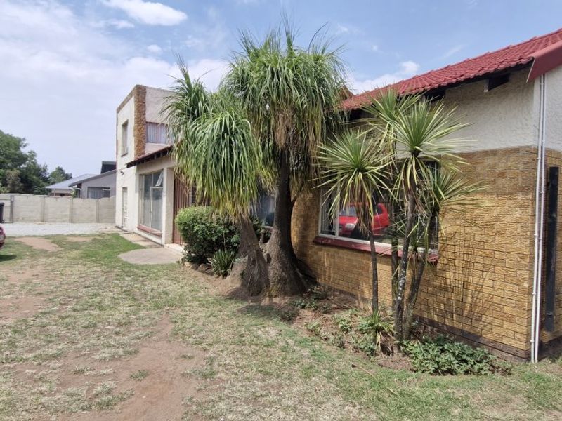 Spacious 4-Bedroom Family Home with Granny Flat & Entertainment Area - Photo 2