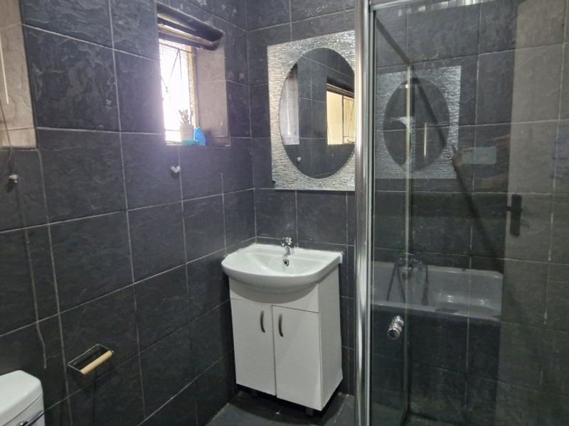 Spacious 4-Bedroom Family Home with Granny Flat & Entertainment Area - Photo 10