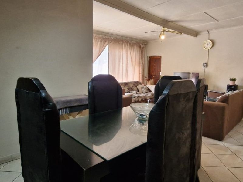 Spacious 4-Bedroom Family Home with Granny Flat & Entertainment Area - Photo 9