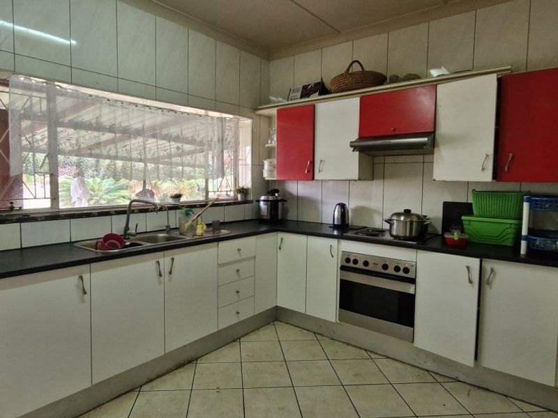 Spacious 4-Bedroom Family Home with Granny Flat & Entertainment Area - Photo 7