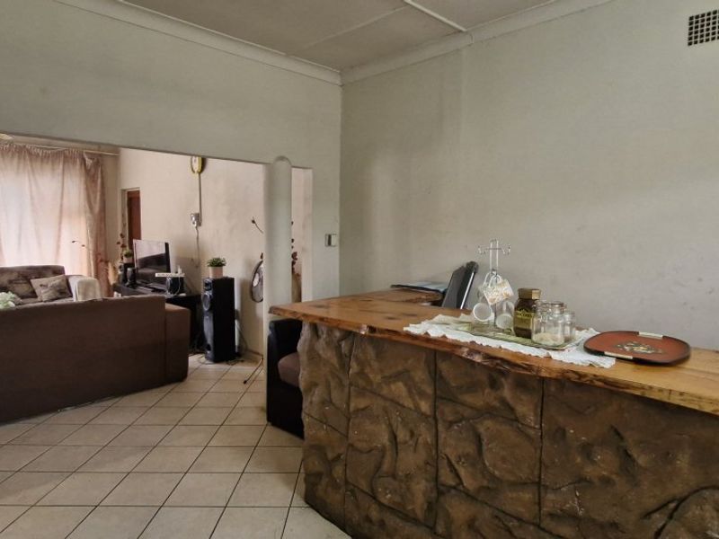 Spacious 4-Bedroom Family Home with Granny Flat & Entertainment Area - Photo 6