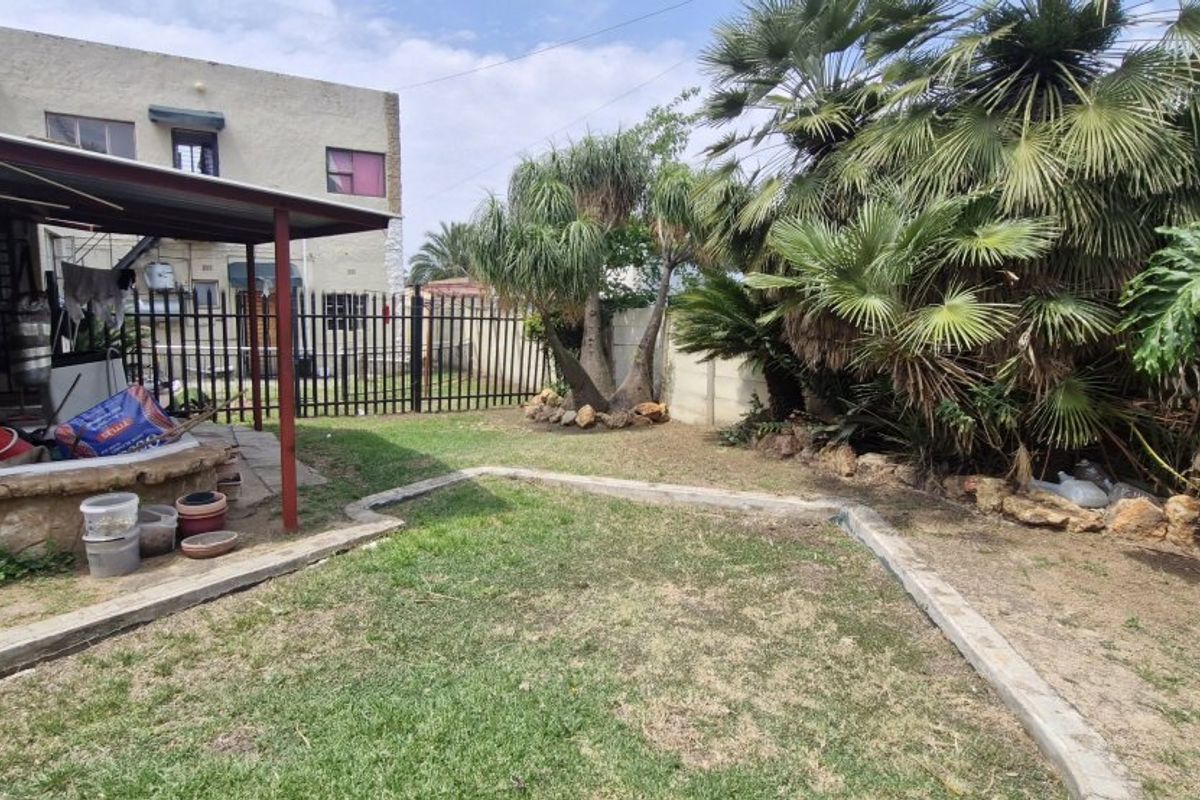 Spacious 4-Bedroom Family Home with Granny Flat & Entertainment Area - Photo 3