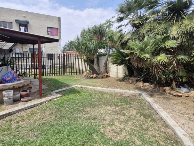 Spacious 4-Bedroom Family Home with Granny Flat & Entertainment Area - Photo 3