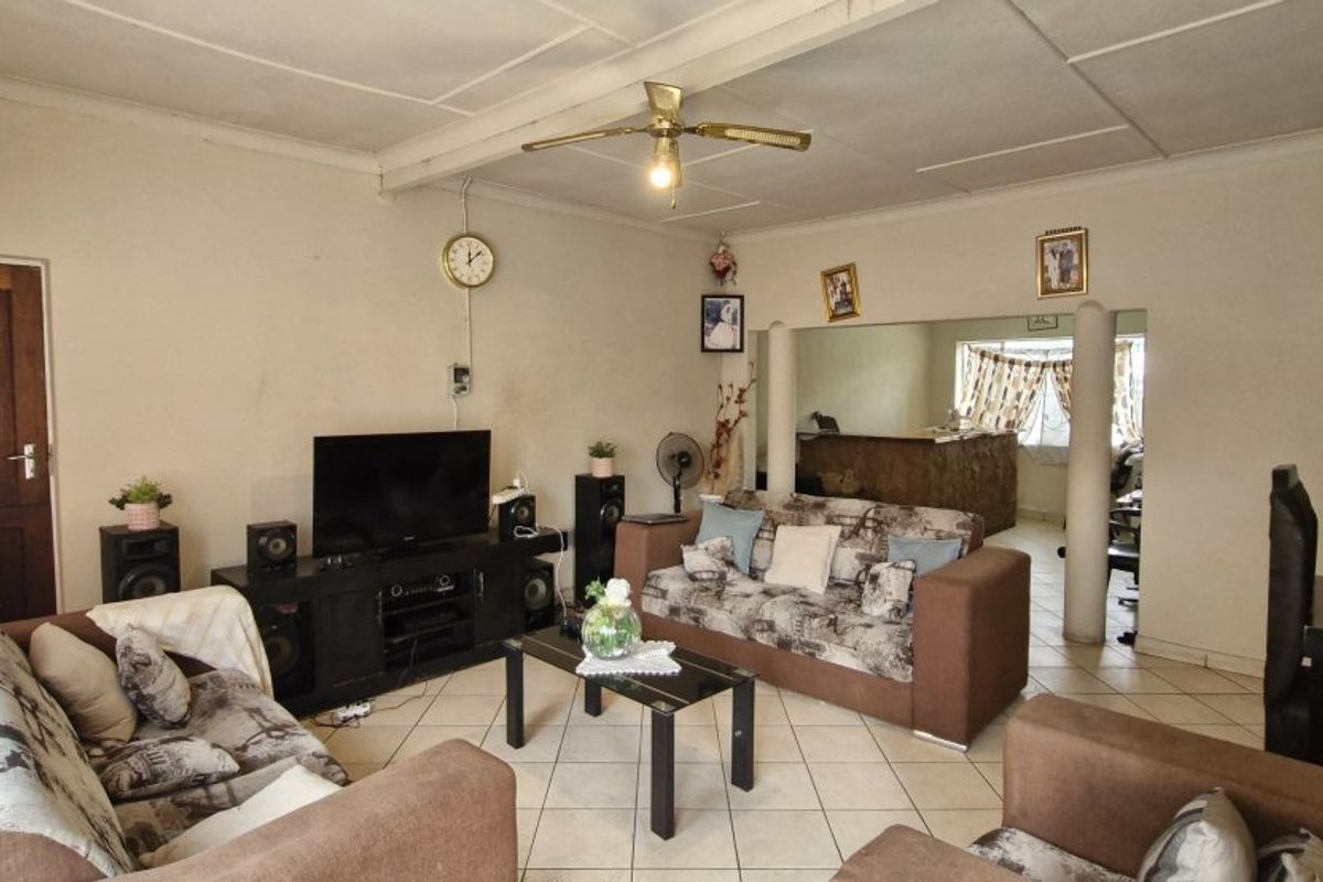 Spacious 4-Bedroom Family Home with Granny Flat & Entertainment Area - Photo 5